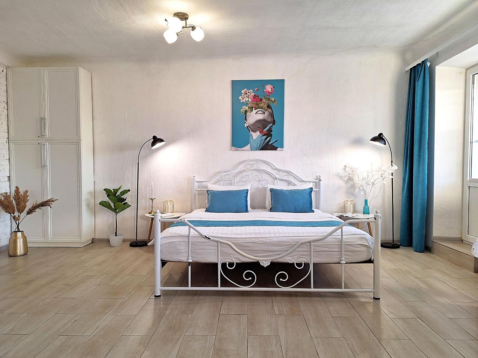 Apartment синій малахіт: просторі з видом на парк *
